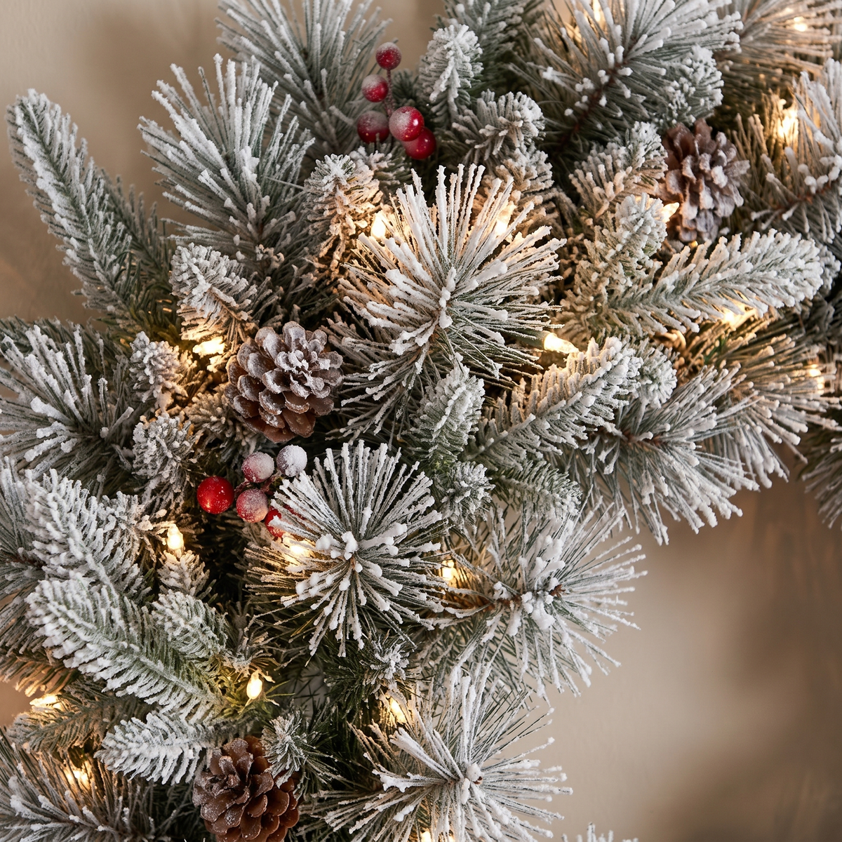 Pre-Lit Snowy Douglas Fir Christmas Wreath – 60cm, 50 LED – close-up detail