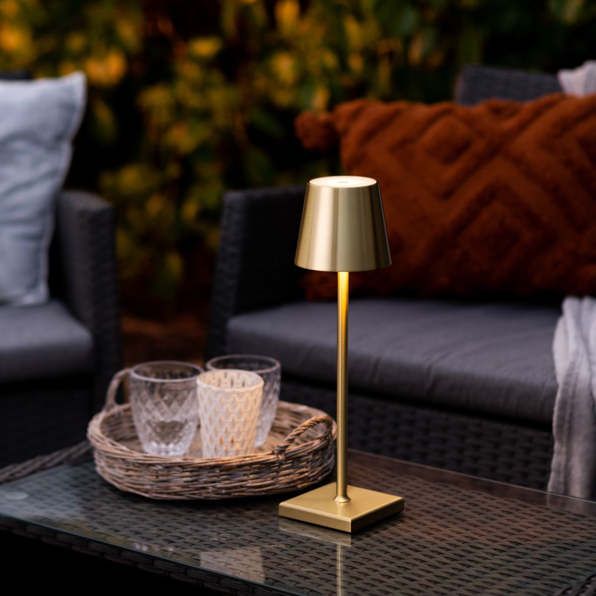 Cordless Rechargeable LED Table Lamp (built-in battery)