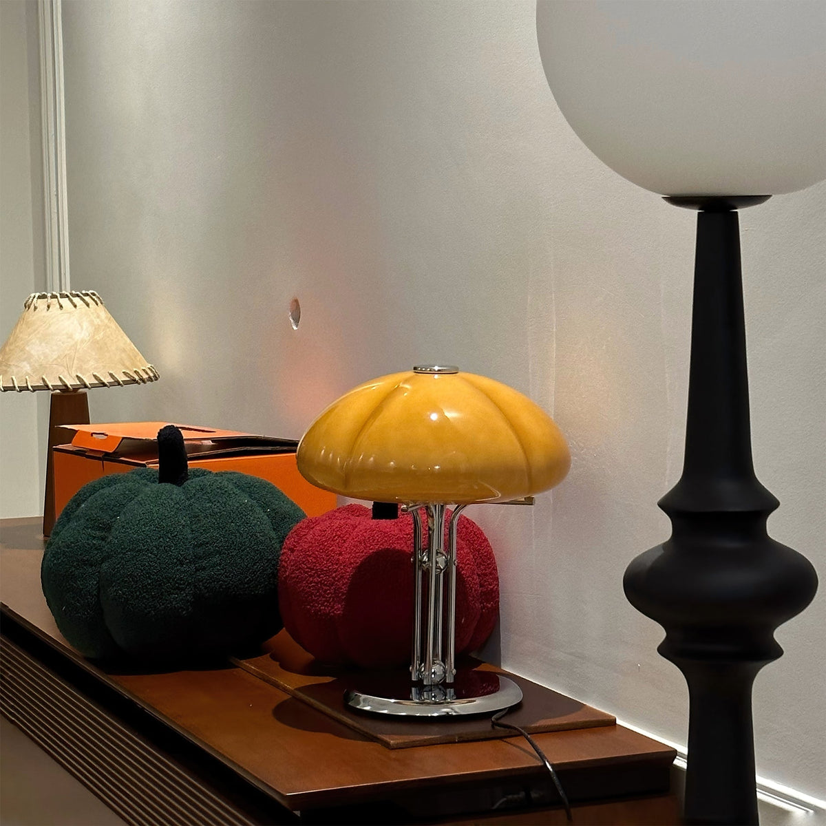 Curved Glass Four-Leaf Table Lamp