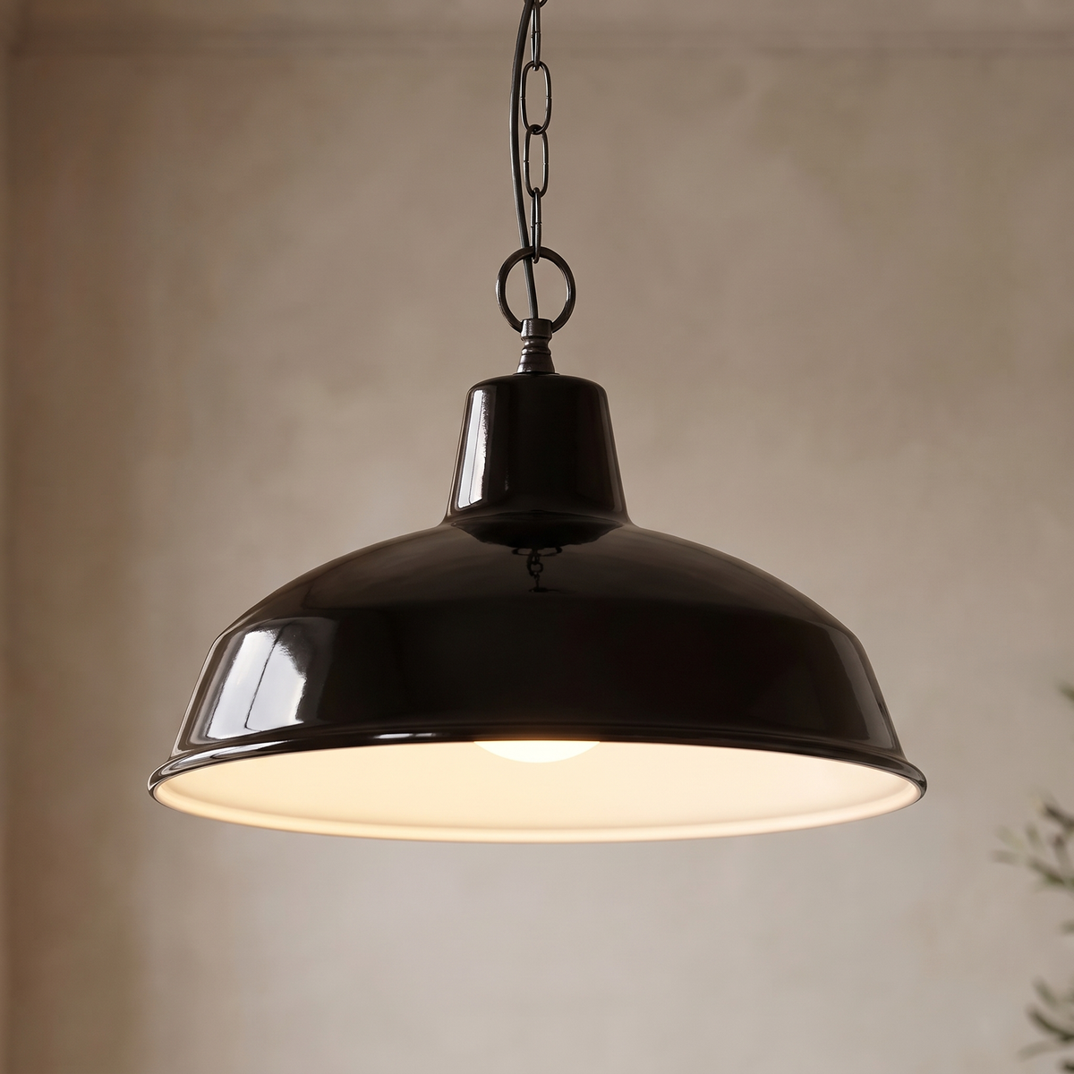 Industrial Chain Pendant Light – close-up detail