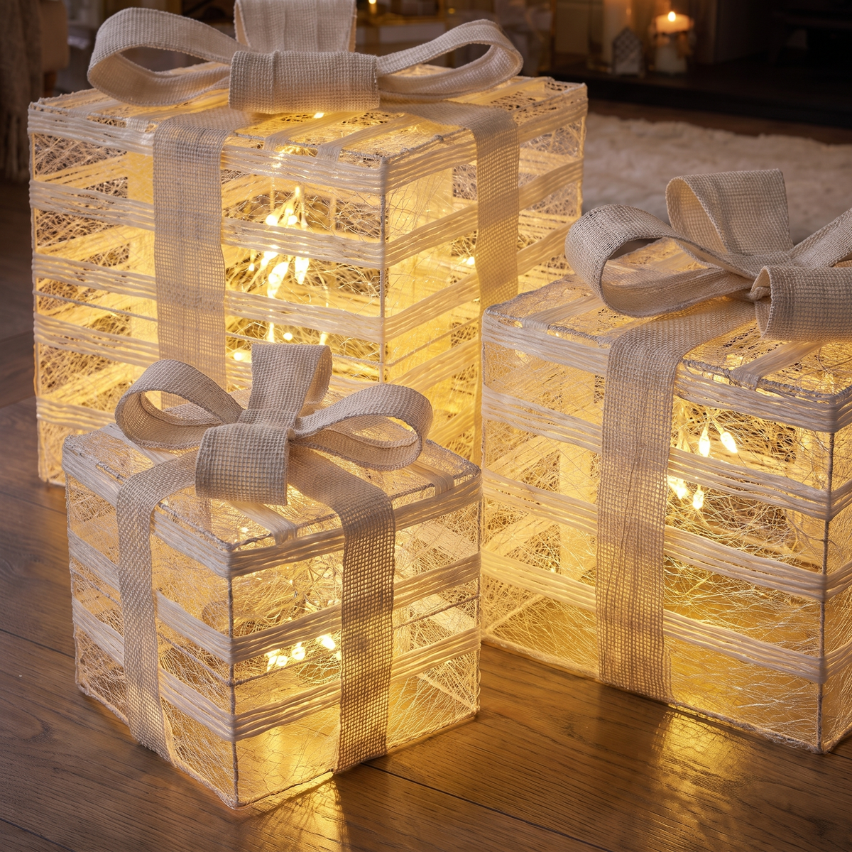 Pre-Lit Wrapped Gift Box Trio – 26cm – close-up detail