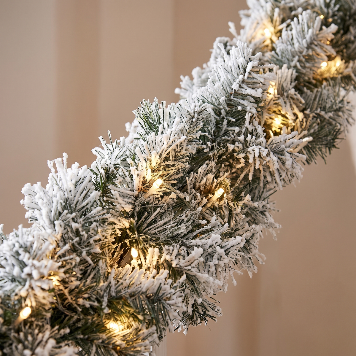 Pre-Lit Snow-Flocked Spruce Christmas Garland – 2.7m – close-up detail