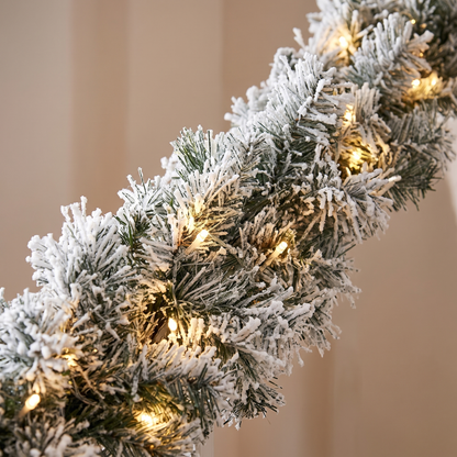 Pre-Lit Snow-Flocked Spruce Christmas Garland – 2.7m – close-up detail