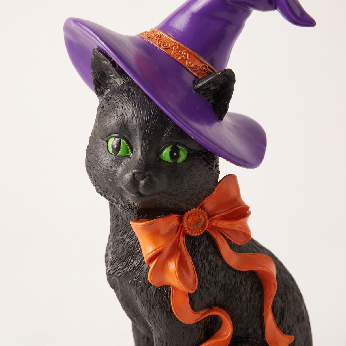 Black Cat in Witch Hat Figurine – 34cm Resin Halloween Decor – close-up detail