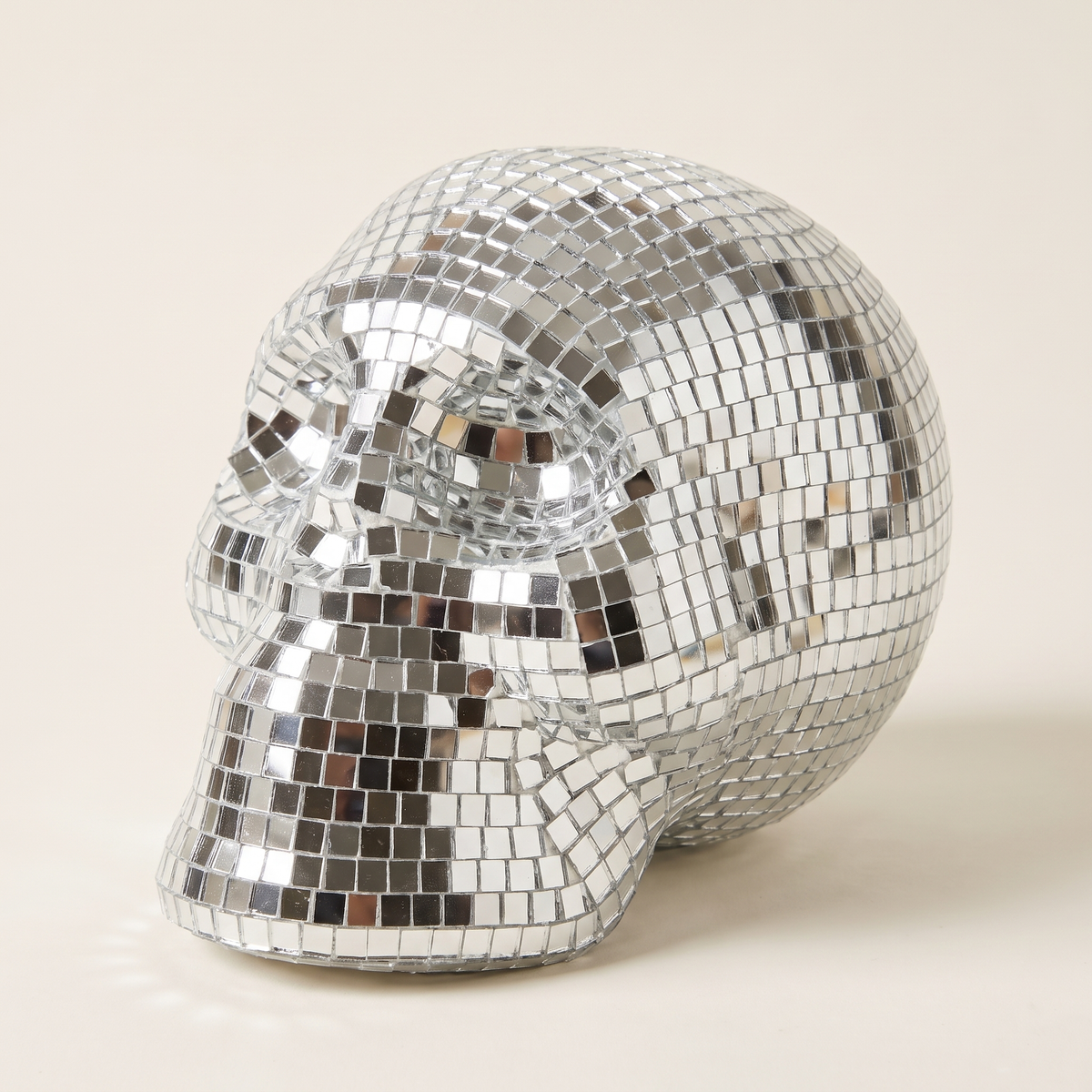 Mirror-Finish Skull Ornament – 14cm Halloween Decor – studio view