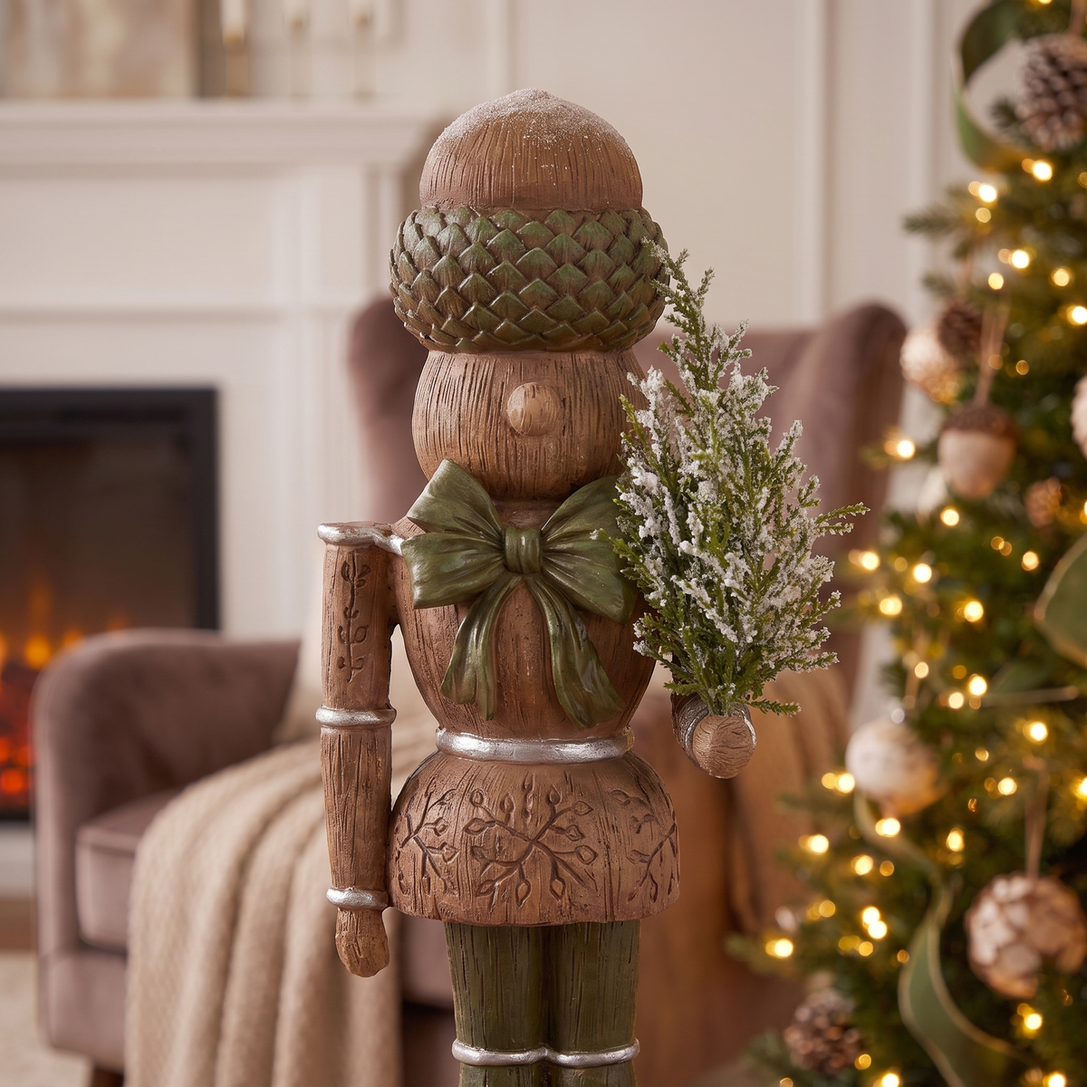 Pinecone Nutcracker Figurine with Tree – 30cm – close-up detail