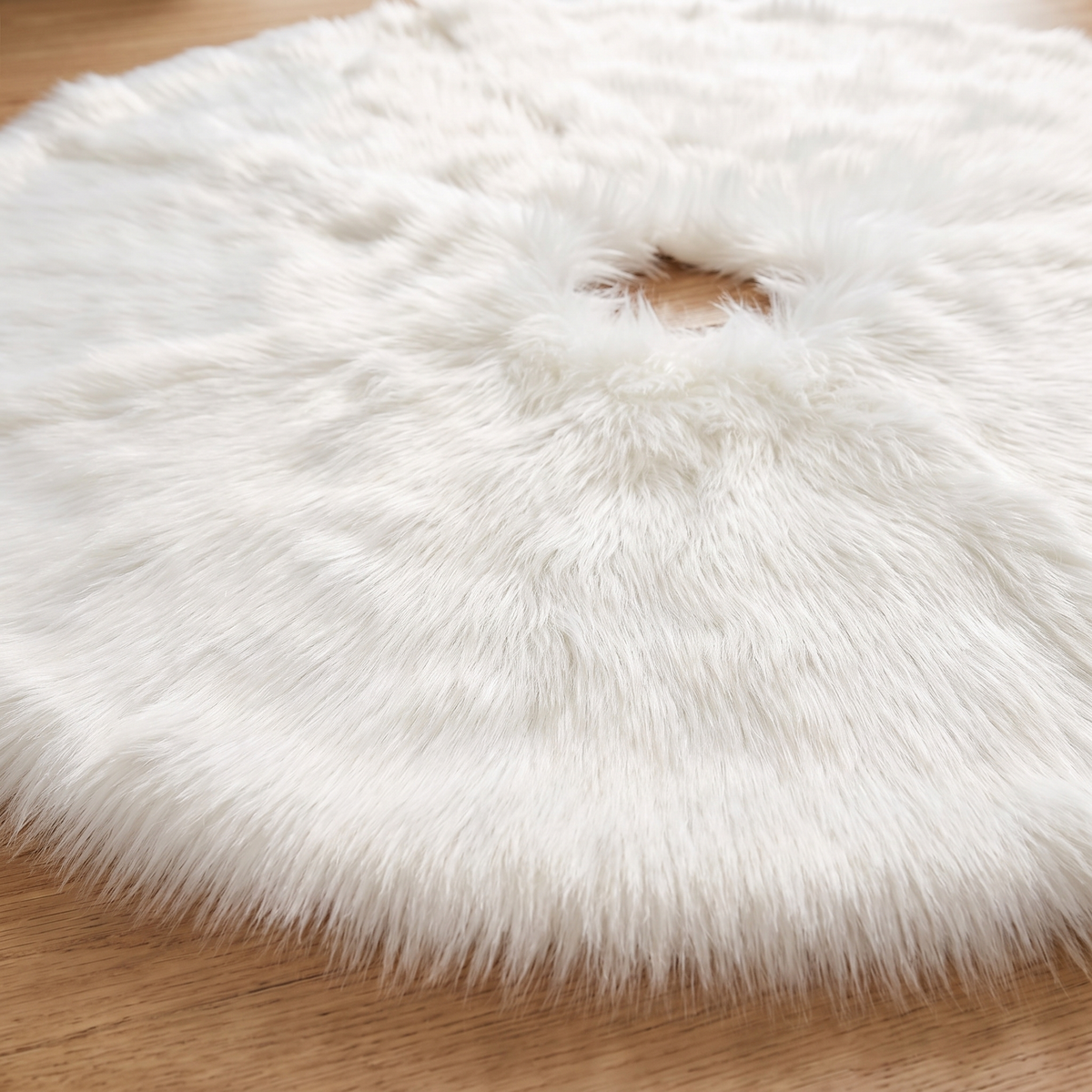 White Plush Faux Fur Christmas Tree Skirt – 90cm – close-up detail