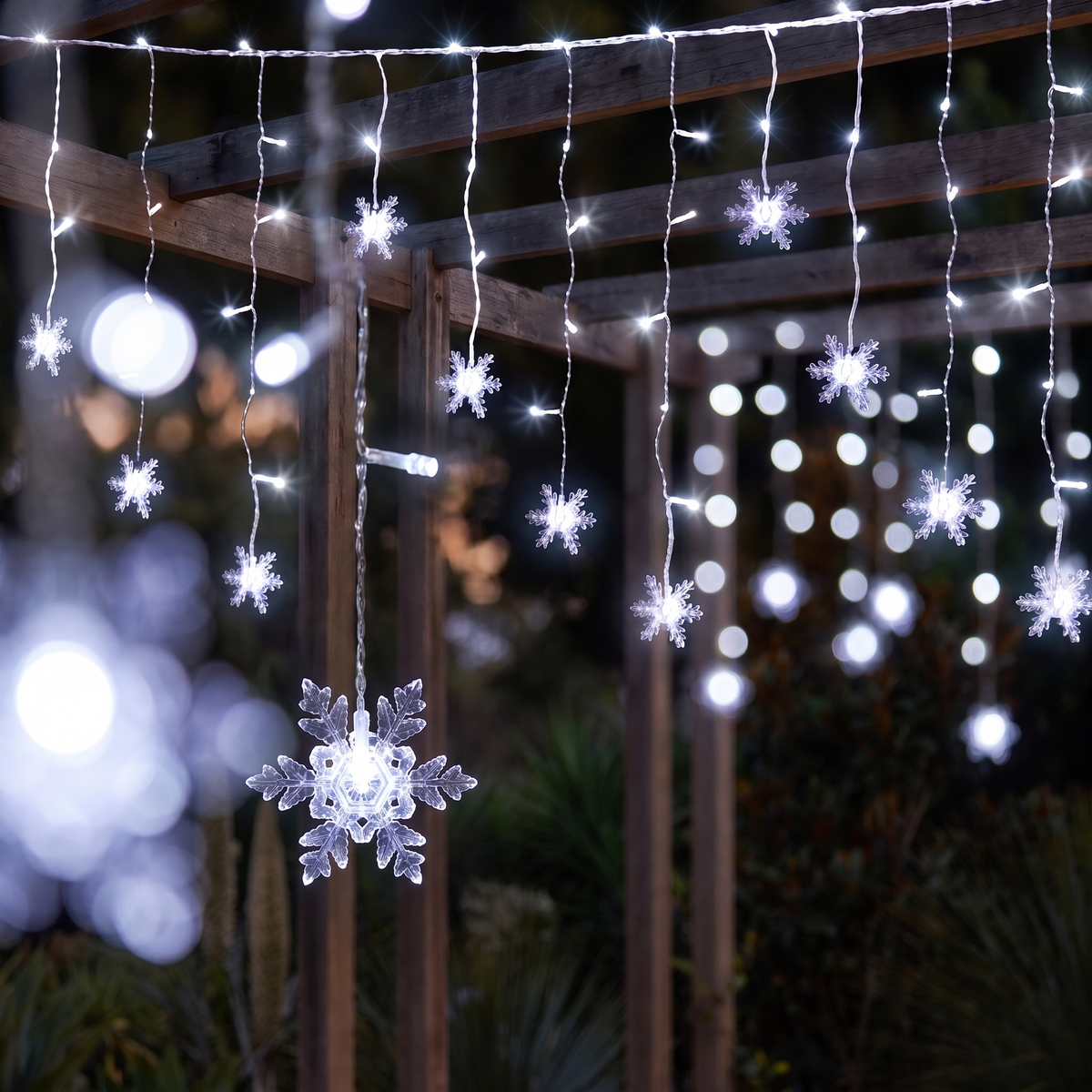 Cool White Snowflake Icicle Christmas Lights – 6m, 160 LED, Solar or Plug – close-up of the glowing LEDs