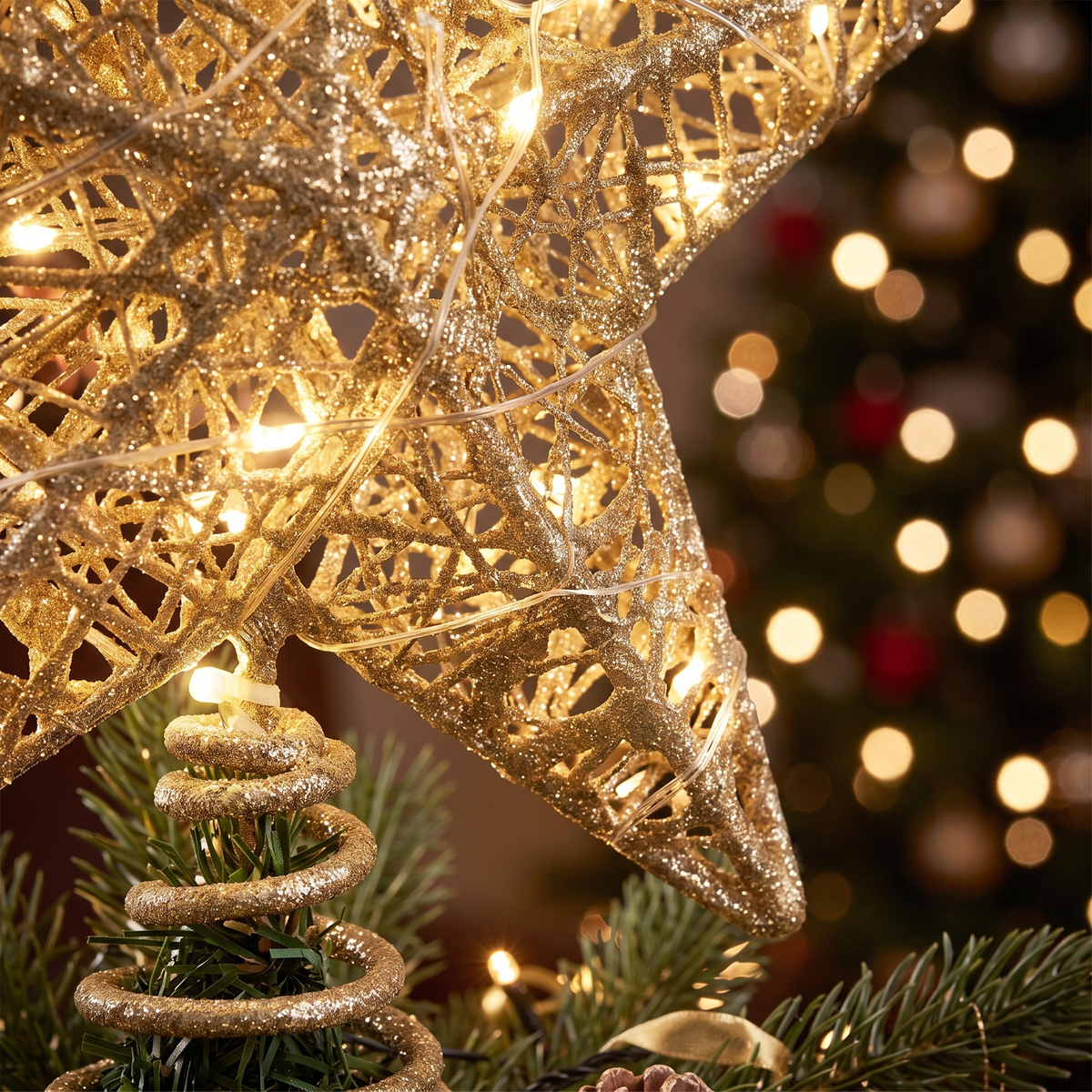 Gold Glitter 3D LED Star Christmas Tree Topper – 23cm, 20 LED – close-up of the woven gold star