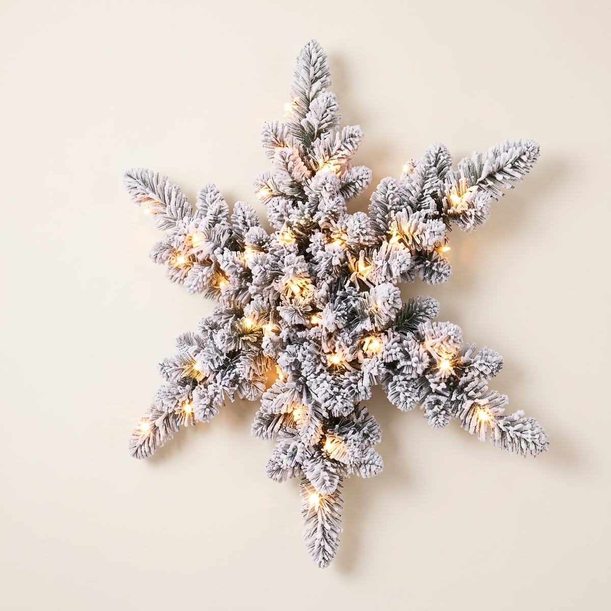 Pre-Lit Snow-Flocked Star Christmas Wreath – 60cm, 40 LED – studio view