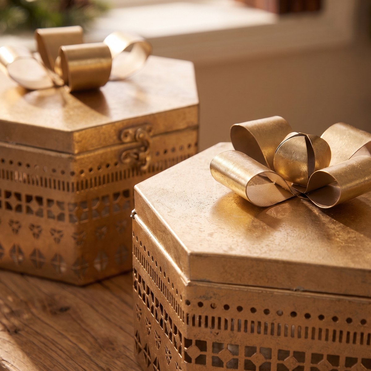 Gold Metal Gift Box Christmas Decoration with Bow – Small – close-up of the gold bow